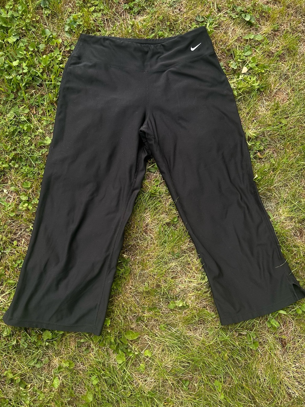 90’s-Y2K Nike Black Cropped Active Capri Leggings with Swoosh Mid-Rise Size M